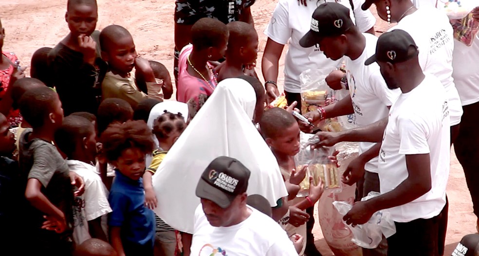 Osaro Foundation shares noodles to children