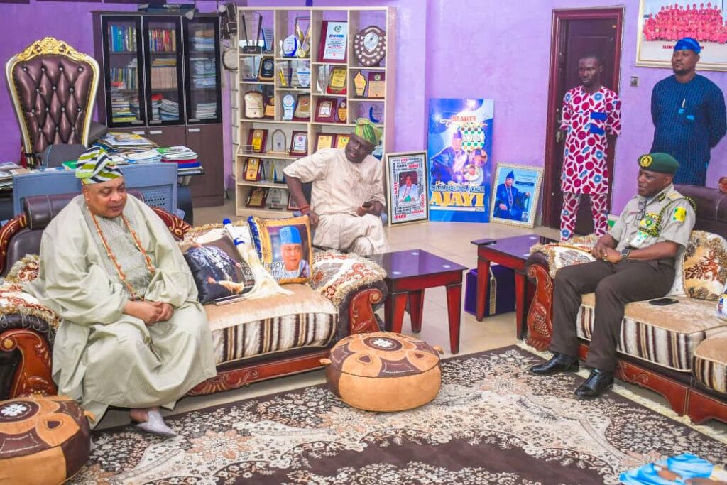 Opeyemi Fatinikun mni discussing with Akarigbo of Remoland